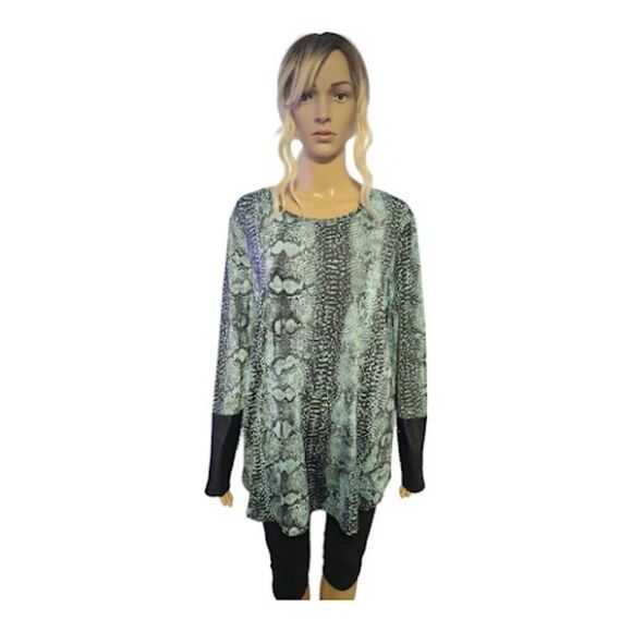 Nygard Green Snake Skin Animal Print  Tulip Back Long Line Top - Picture 1 of 6